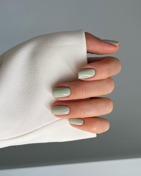 Neutraltoned mint nails